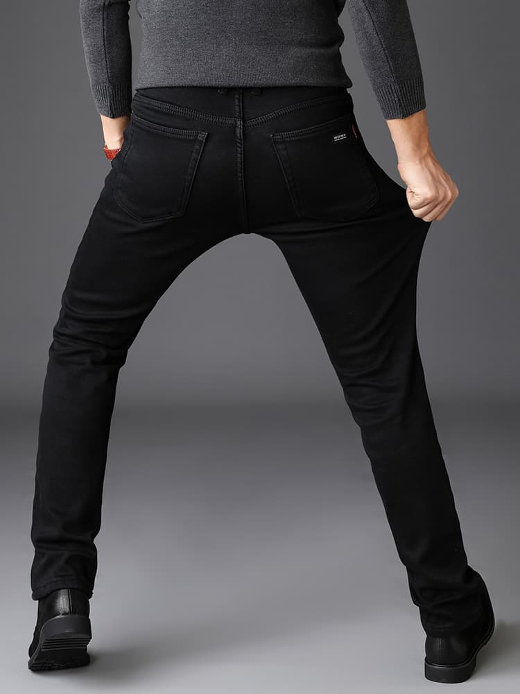 黒パンツ 上質な大人のストレートチノパン