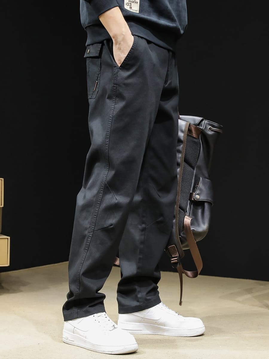 黒パンツ リラックス感のある大人のチノパン
