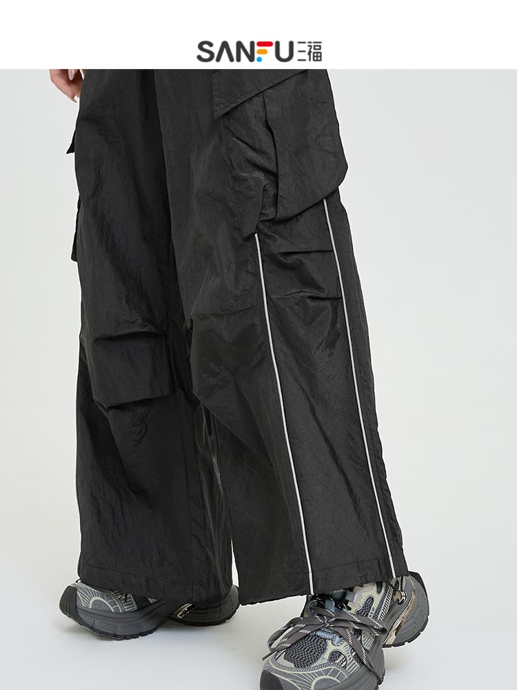黒パンツ ワイドシルエット機能性カーゴパンツ